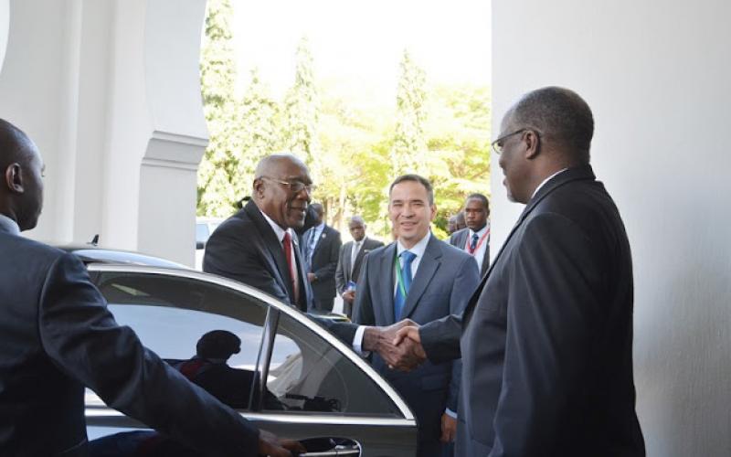 Rais wa Jamhuri ya Muungano wa Tanzania Dkt. John Pombe Magufuli, leo tarehe 03 Oktoba, 2016 amekutana na kufanya mazungumzo na Makamu wa Rais wa Cuba Mhe. Salvador Antonio Valdes Mesa ambapo viongozi hao wamekubaliana kuimarisha na kuongeza uhusiano na ushirikiano kati ya nchi hizi mbili kwa manufaa ya wananchi wake.