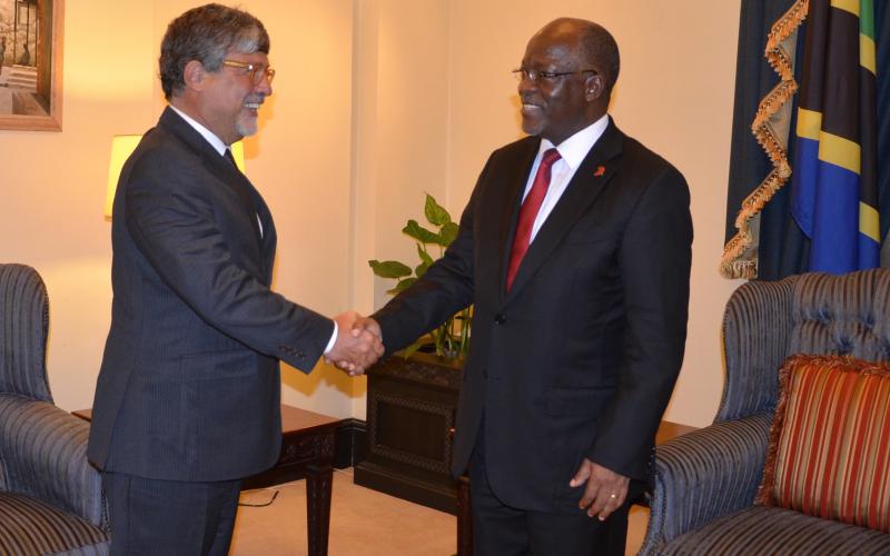 Rais Magufuli ameagana na Balozi wa Italia hapa nchini Mheshimiwa Luigi Scotto ambaye amemaliza muda wake wa miaka mitatu.