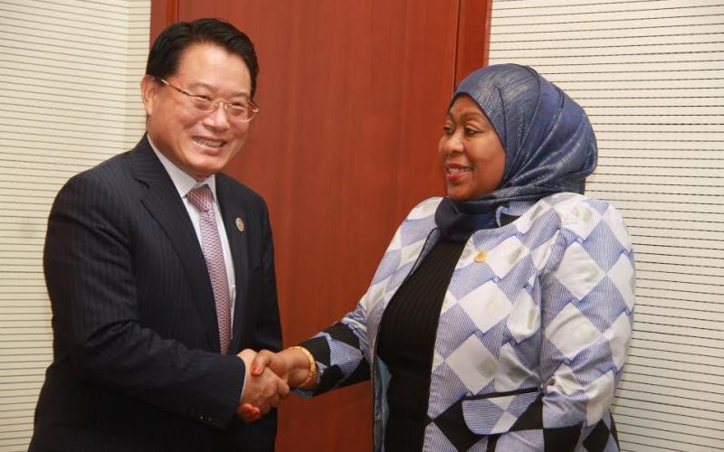 Makamu wa Rais wa Jamhuri ya Muungano wa Tanzania Mhe. Samia Suluhu Hassan, akisalimiana na Mkurugenzi Mkuu wa Shirika la Maendeleo la Viwanda la Umoja wa Mataifa UNIDO lenye makamo makuu yake Nchini Vienna Ausria Bw. Li Yong walipokuta katika Ofisi za Umoja wa Afrika (AU) Addis Ababa leo Januari 31,2016, Makamu wa Rais yupo Nchini Addis Ababa Ethiopia kumuwakilisha Rais John Magufuli kwenye mkutano wa Wakuu wa Nchi za Afrika unaojadili kuhusu masuala ya Usalama Barani Afrika,