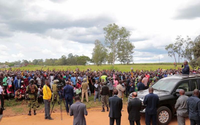 Rais wa Jamhuri ya Muungano wa Tanzania Mheshimiwa Dkt. John Pombe Magufuli akipokewa kwa shangwe na Mamia ya wananchi wa Misenyi mara baada ya kuwasili Wialayani hapo akitokea Bukoba mjini.