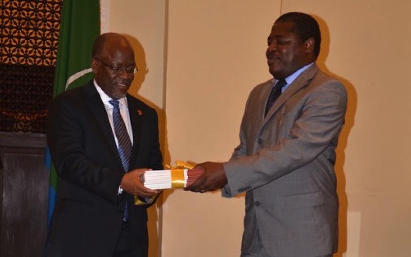 Rais Dkt. John Pombe Magufuli akipokea Taarifa ya Mwaka ya utendaji wa Taasisi ya Kuzuia na Kupambana na Rushwa (TAKUKURU) kutoka kwa Mkurugenzi Mkuu wa Taasisi hiyo Kamishna Valentino Mlowola Ikulu jijini Dar es Salaam.