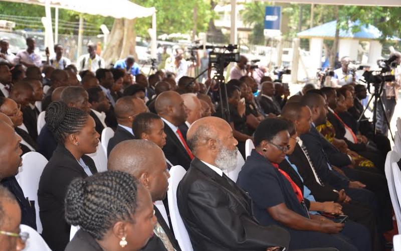 Wadau mbalimbali wa Seria akisikiliza hotubia ya Rais wa Jamhuri ya Muungano wa Tanzania Dkt. John Pombe Joseph Magufuli wakati wa uzinduzi wa Mwaka Mpya wa Mahakama katika Siku ya Sheria Duniani katika uwanja wa Mahakama mtaa wa Chimala eneo la Ocean Road jijini Dar es salaam February 4, 2016