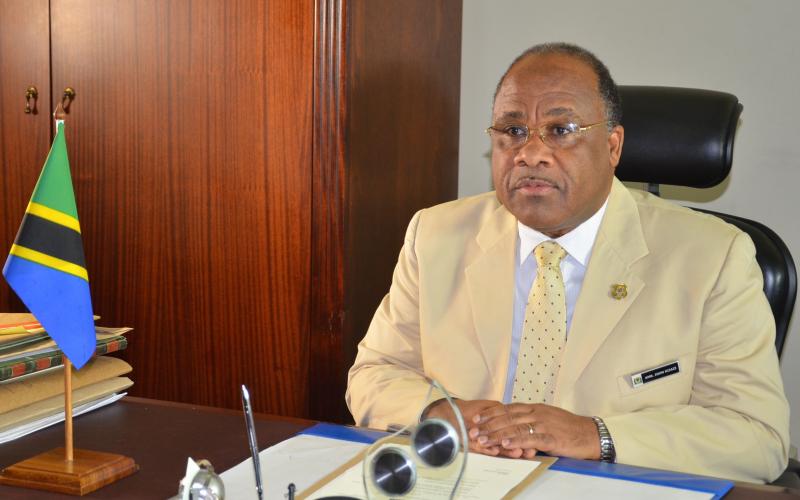 Katibu Mkuu Kiongozi Balozi Eng. John Kijazi akisoma taarifa ya Uteuzi wa viongozi mbalimbali uliofanywa na Rais wa Jamhuri ya Muungano wa Tanzania Dkt. John Pombe Magufuli Ikulu jijini Dar es Salaam. Picha na IKULU