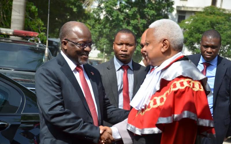Rais wa Jamhuri ya Muungano wa Tanzania Dkt. John Pombe Magufuli akipokelewa na Jaji Mkuu Mhe. Mohamed Chande Othman mara baada kuwasili katika viwanja vya Mahakama – Chimala Dar es salaam kwa ajili ya kuzindua Mwaka Mpya wa shuguli za Kimahakama katika siku ya Sheria Duniani Februari 4, 2016
