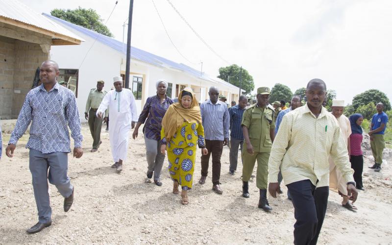 Makamu wa Rais wa Jamhuri ya Muungano wa Tanzania Mhe. Samia Suluhu Hassan akipata maelezo kutoka kwa Kamishina wa Polisi Zanzibar (CP) Mohamed Hassan Haji wakati wa kukagua maendeleo ya ujenzi wa nyumba za makaazi ya askari Polisi Mfikiwa Pemba. (Picha na Ofisi ya Makamu wa Rais)