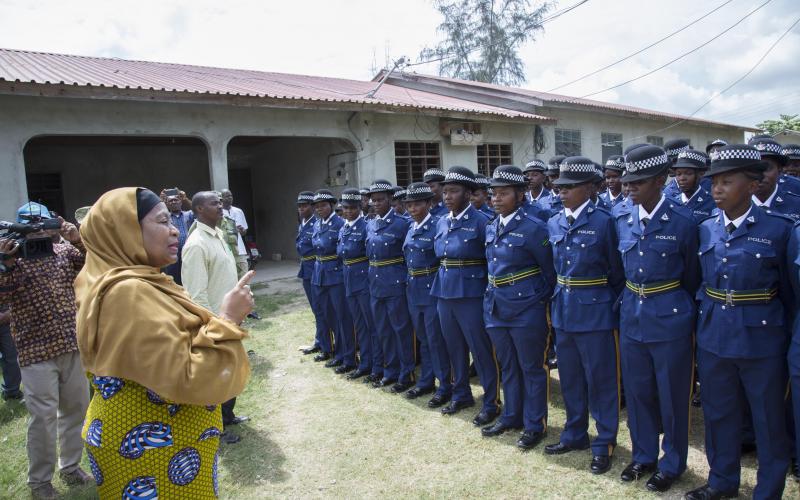 “Mwaka jana tarehe 20 Machi 2018 niliweka jiwe la msingi wa ujenzi wa nyumba za makaazi wa askari wetu hivyo basi lazima lengo litimie kama tulivyozungumza siku ya uwekaji jiwe la msingi”