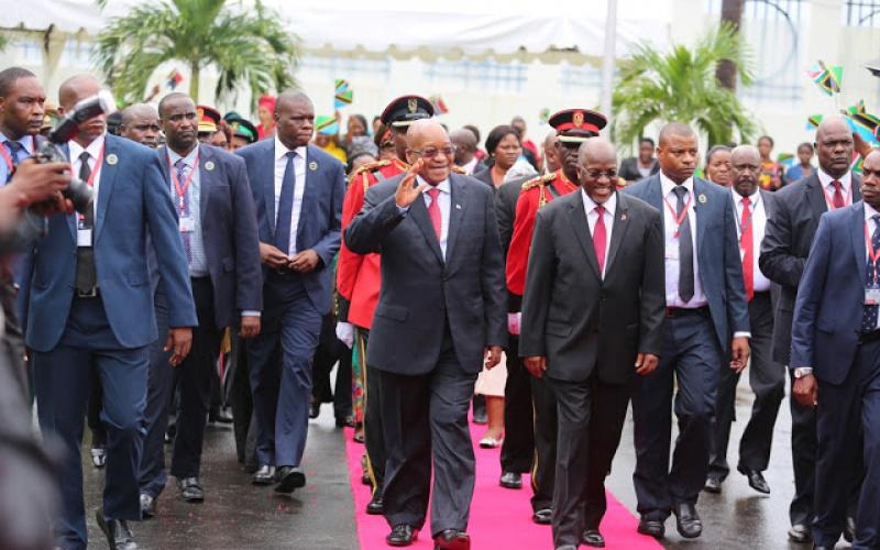 Rais wa Jamhuri ya Muungano wa Tanzania Dkt. John Pombe Magufuli akiwa na Mgeni wake Rais wa Afrika Kusini Jacob Zuma wakati wa Nyimbo za Mataifa mawili (Tanzania & Afrika Kusini) zikipigwa katika viwanja wa Ikulu jijini Dar es Salaam.