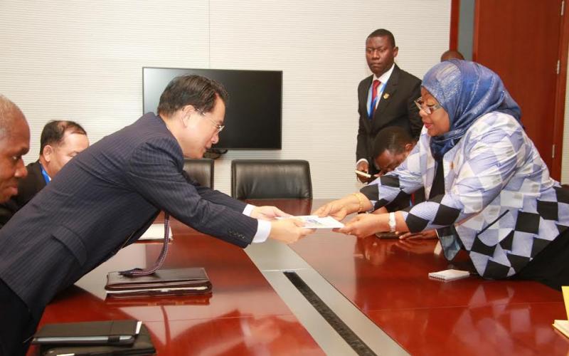 Makamu wa Rais wa Jamhuri ya Muungano wa Tanzania Mhe. Samia Suluhu Hassan, akipokea taarifa yenye mipango ya Maendeleo ya Viwanda kutoka kwa Mkurugenzi Mkuu wa Shirika la Maendeleo ya Viwanda la Umoja wa Mataifa Bw. Li Yong baada ya kumalizika kwa mazungumzo yao yaliyofanyika Januari 31,2016 katika Ofisi za Umoja wa Afrika (AU) Addis Ababa, Makamu wa Rais yupo Nchini Addis Ababa Ethiopia kumuwakilisha Rais John Magufuli kwenye mkutano wa Wakuu wa Nchi za Afrika unaojadili kuhusu masuala ya Usalama Barani Afrika.