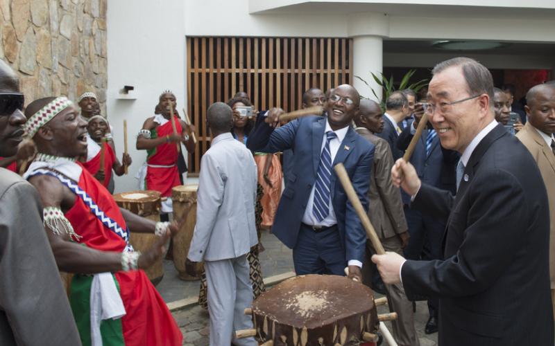 Katibu mkuu wa umoja wa Mataifa Ban Ki Moon ametembelea kambi za watu waliokimbia makazi yao mashariki mwa Jamhuri ya kidemokrasia ya Kongo,