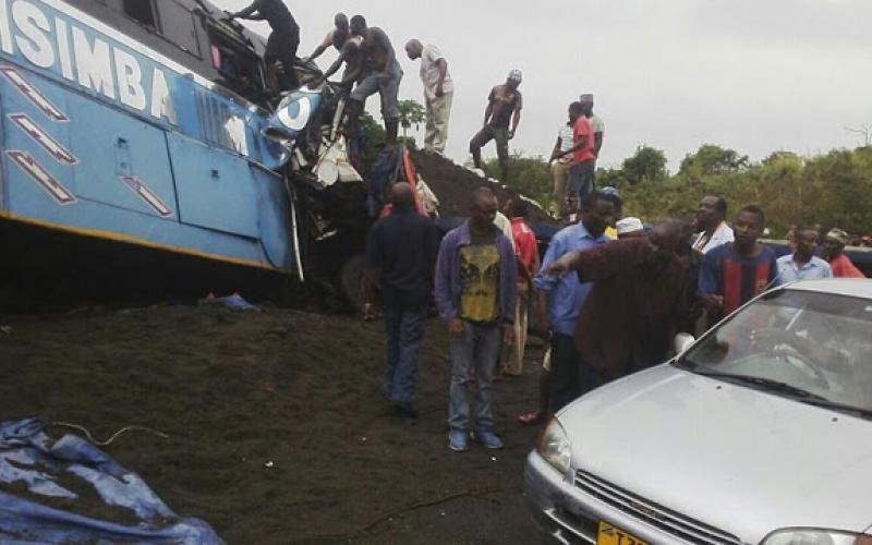 Ajali mbaya ya barabarani imetokea mkoani Tanga leo asubuhi wakati Basi la Kampuni ya Simba Mtoto ya Tanga lilipogongana na Lori uso kwa uso katika eneo la Pangamlima Wilayani Korogwe mkoani humo.