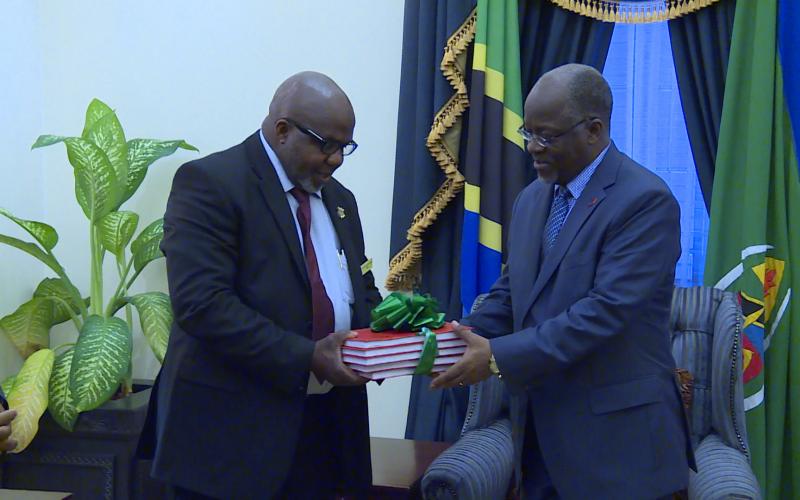 Rais Dkt. John Pombe Magufuli amepokea taarifa ya ukaguzi wa hesabu za serikali ya mwaka 2014/2015