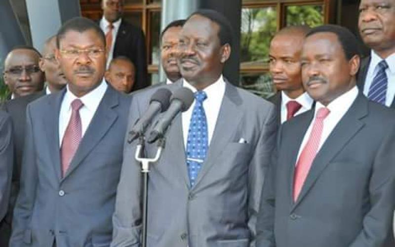 Viongozi wa upinzani nchini Kenya wakiongozwa na aliyekuwa Waziri Mkuu Raila Odinga, wamezuiliwa na polisi kuonana na wanasiasa sita wa upinzani na serikali wanaozuiliwa katika kituo cha polisi cha Pangani jijini Nairobi kwa madai ya kutoa matamshi ya uchochezi.