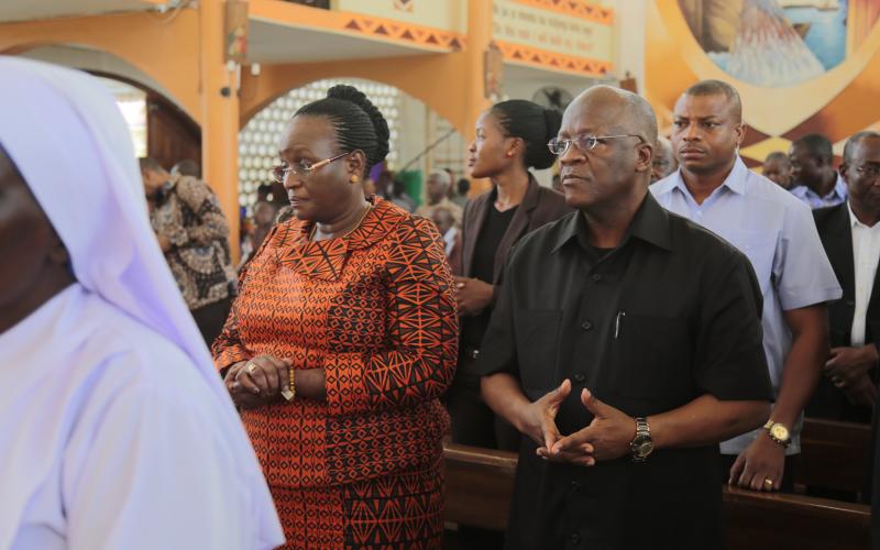 Rais wa Jamhuri ya Muungano wa Tanzania Dkt. John Pombe Magufuli akishukuru kwa kusali pamoja na Mke wake Mama Janeth Magufuli