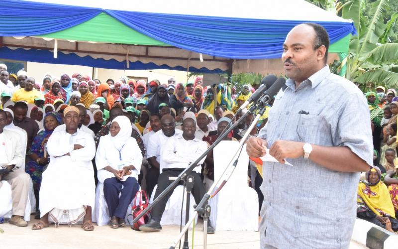 Naibu Waziri wa Afya Mahmoud Thabit Kombo alipokuwa akimkaribisha Waziri wa Nchi Ofisi ya Rais,Ikulu na Utawala Bora Dkt.Mwinyihaji Makame Mwadini kutoa hutuba ya ufunguzi wa Jengo la Wagonjwa wa nje katika Hospitali ya Kivunge Wilaya ya Kaskazini A.Unguja leo kwa niaba ya Rais wa Zanzibar na Mwenyekiti wa Baraza la Mapinduzi Dk.Ali Mohamed Shein, katika shamra shamra za miaka 52 ya Mapinduzi ya Zanzibar,[Picha na Ikulu.