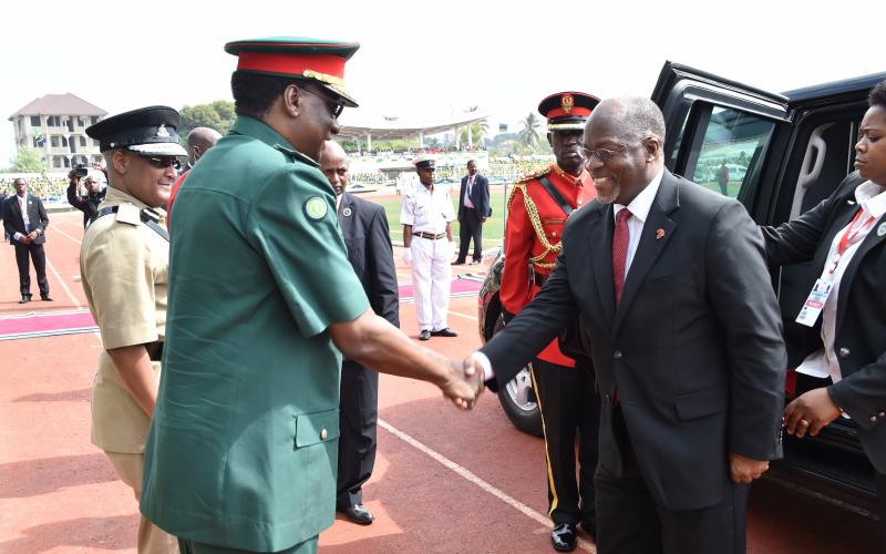 Rais wa Jamhuri ya Muungano wa Tanzania Dkt.John Pombe Magufuli akisalimiana na Mkuu wa Majeshi ya Ulinzi na Usalama Jenerali Davis Mwamunyange katika kilele cha Sherehe za Mapinduzi Matukufu ya Zanzibar kutimia miaka 52 katika Uwanja wa Amaan