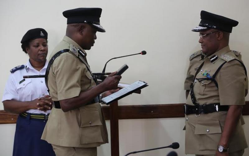 Mkuu wa Jeshi la Polisi Tanzania, IGP Ernest Mangu akimuapisha Kamishna wa Polisi, CP Simon Sirro baada ya kupandishwa cheo na Mheshimiwa Rais ya Jamuhuri ya Muungano wa Tanzania na Amiri Jeshi Mkuu, kutoka Naibu Kamishna wa Polisi na kuwa Kamishna wa Polisi ambapo pia amemteua kuwa Kamanda wa Polisi Kanda Maalum ya Dar es Salaam. Picha na Hassan Mndeme-Jeshi la Polisi.