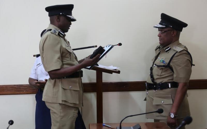 Mkuu wa Jeshi la Polisi Tanzania, IGP Ernest Mangu akimuapisha Kamishna wa Polisi, CP Albert Nyamuhanga baada ya kupandishwa cheo na Mheshimiwa Rais ya Jamuhuri ya Muungano wa Tanzania na Amiri Jeshi Mkuu, kutoka Naibu Kamishna wa Polisi na kuwa Kamishna wa Polisi ambapo pia amemteua kuwa Kamishna wa Fedha na Logostiki wa Jeshi la Polisi. Picha na Hassan Mndeme-Jeshi la Polisi.