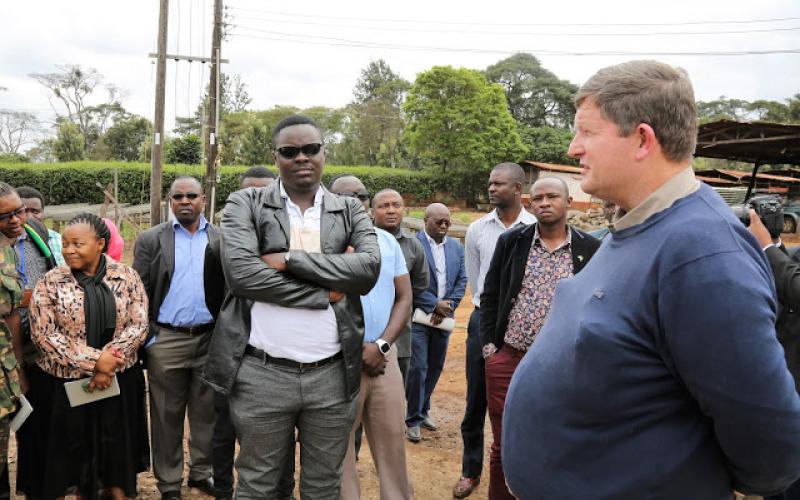 Mkuu wa wilaya ya Hai Lengai Ole Sabaya akimsikiliza Meneja wa Shamba la Kibo and Kikafu Estate Trevor Robert wakati akitoa maelezo ya uhalali wa kuwekeza katika shamba hilo.