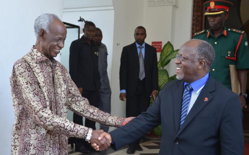 Rais wa Jamhuri ya Muungano wa Tanzania Dkt. John Pombe Magufuli akiagana na Waziri Mkuu Mstaafu Mhe. Jaji Joseph Sinde Warioba Ikulu jijini Dar es Salaam baada ya kufanya mazungumzo