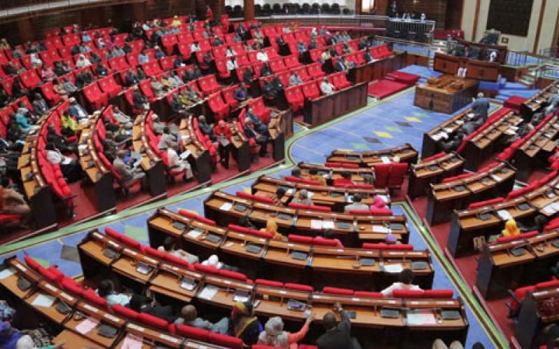 Wabunge wameitaka Ofisi ya Bunge iwaondolee mara moja utaratibu wa kusaini kwa kutumia vidole mara mbili kwa siku kwa kuwa wao si wanafunzi.