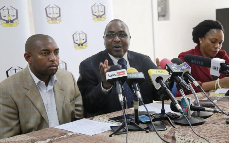 Mkurugenzi wa Huduma na Elimu kwa Mlipakodi wa Mamlaka ya Mapato Tanzania (TRA) Bw. Richard Kayombo akifafanua jambo alipokuwa akiongea na Waandishi wa Habari kuhusu kodi za michezo ya kubahatisha leo Jijini Dar es Salaam. Kushoto ni Mkurugenzi Msaidizi wa Idara ya Habari (MAELEZO) Sehemu ya Huduma za Habari na Picha Bw. Rodney Thadeus na kulia ni Afisa Uhusiano Mwandamizi wa TRA Bi.Rachel Mkundai.