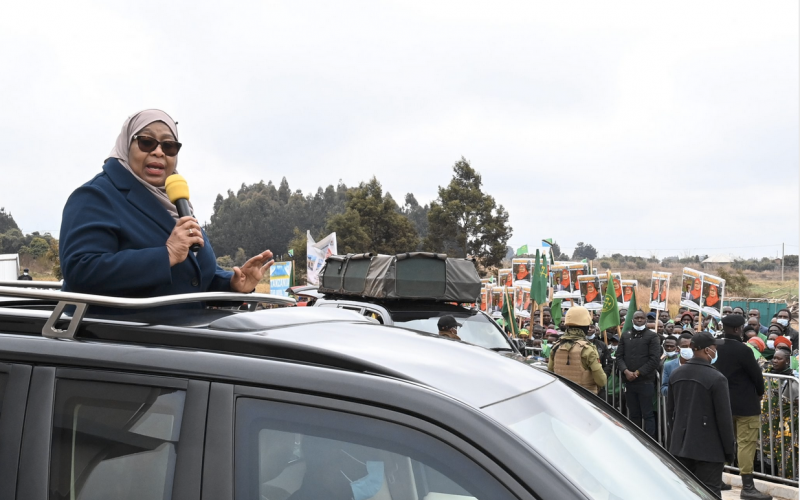 Rais wa Jamhuri ya Muungano wa Tanzania Mhe. Samia Suluhu Hassan akizungumza na Wananchi wa Njombe mjini baada ya kutembelea na kukagua Ujenzi wa Jengo la Huduma ya Mama na Mtoto katika Hospitali ya Rufaa ya Mkoa Njombe tarehe 09 Agosti, 2022.