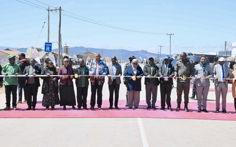 Rais wa Jamhuri ya Muungano wa Tanzania Mhe. Samia Suluhu Hassan akikata utepe kuashiria kufungua rasmi Barabara ya Njombe – Makete km107.4 iliyokamilika kujengwa kwa kiwango cha Lami. Hafla ya ufunguzi imefanyika Makete Mkoani Njombe tarehe 09 Agosti, 2022.