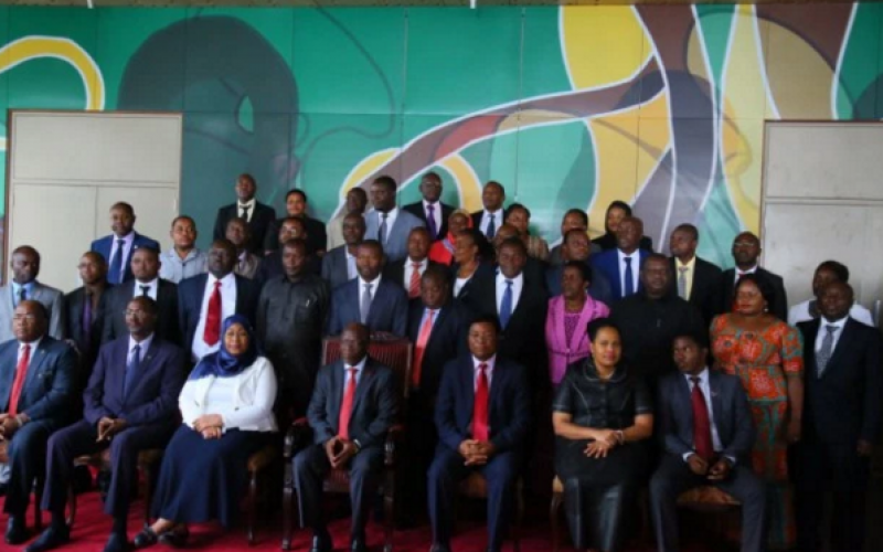 Mhe. Rais Magufuli amesema katika kutekeleza jukumu hilo la kuwaletea wananchi maendeleo na kuondoa kero zinazowakabili, wakurugenzi hao hawana budi kuhakikisha wanatekeleza kwa vitendo ahadi ambazo serikali ya awamu ya tano imezitoa, wakiongozwa na Ilani ya Uchaguzi Mkuu ya Chama Cha Mapinduzi (CCM) ya mwaka 2015 - 2020.