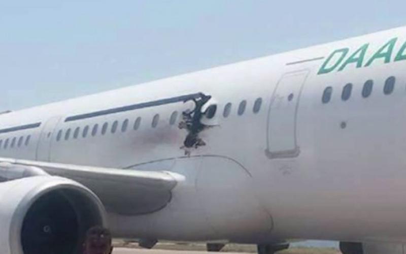 Polisi nchini Somalia wamesema kuwa watu wawili wamejeruhiwa baada ya ndege waliyokuwa wanasafiria kushika moto, huku wengine zaidi ya hamsini wakiwa salama.