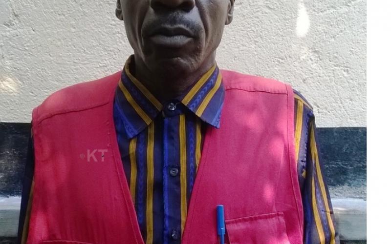 Kiongozi wa ulinzi wa karibu na mkuu wa waasi wa kihutu wa Rwanda waliopo nchini DRCongo wa FDLR amejiondoa katika kundi hilo na kujisalimisha nchini Rwanda, duru rasmi kutoka Kigali zimethibitisha.