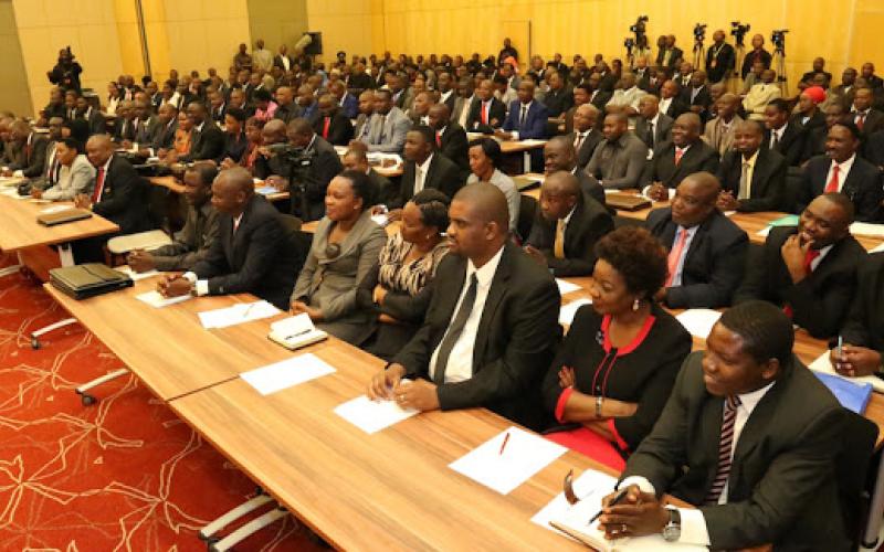 Mhe. Rais Magufuli pia amewataka wakurugenzi hao kusimamia ipasavyo ukusanyaji wa mapato ya serikali na ametumia nafasi hiyo kuagiza wizara zote kuanza kutumia mashine za kielektroniki (EFD) katika ukusanyaji wa mapato kwenye taasisi zote ambazo zinakusanya maduhuli.