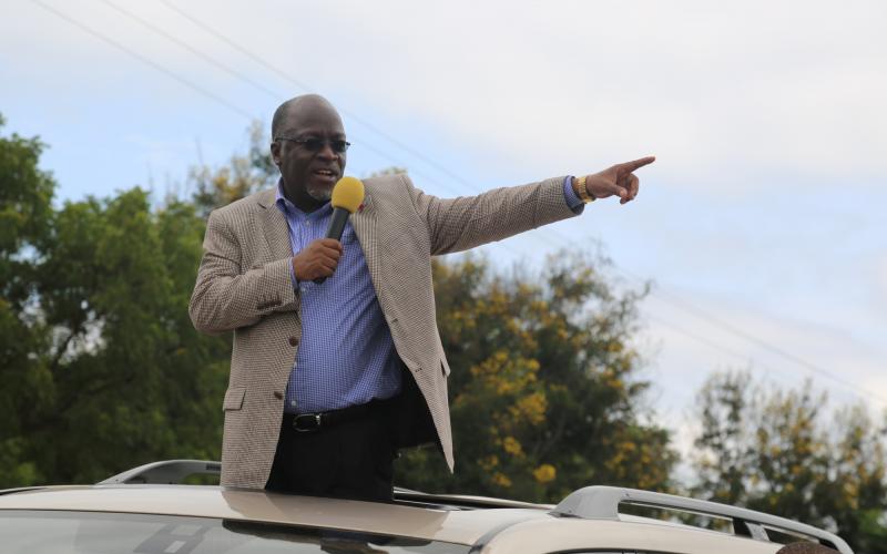 Rais wa Jamhuri ya Muungano wa Tanzania Dkt. John Pombe Magufuli akiwahutubia na wakazi wa Babati Mkoani Manyara waliomsimamisha sehemu mbalimbali wakati akitokea Dodoma kuelekea mjini Arusha kwa njia ya barabara leo Mei 6, 2016