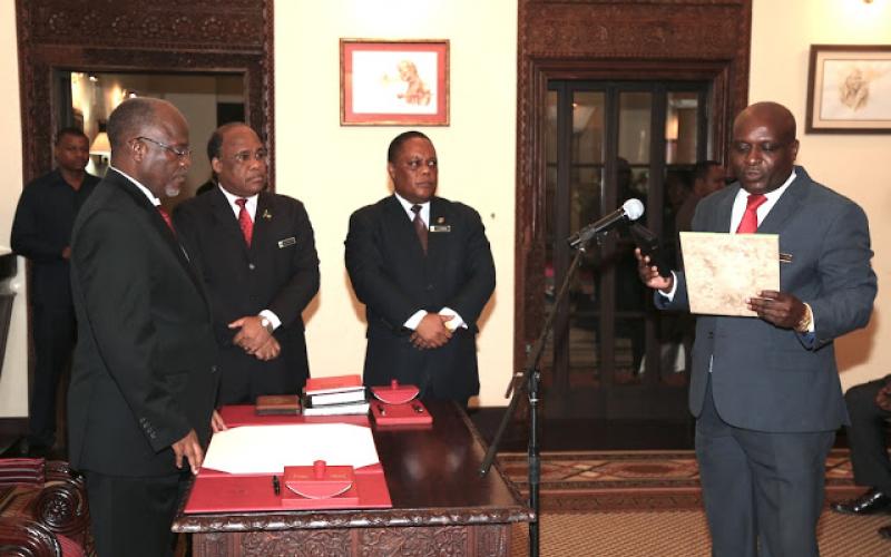 Rais wa Jamhuri ya Muungano wa Tanzania Dkt John Pombe Magufuli akimuapisha Bw. Baraka Luvanda kuwa Balozi wa Tanzania nchini India Ikulu jijini Dar es salaam leo April 5, 2017 -Rais akimkabidhi nyezo za kazi.