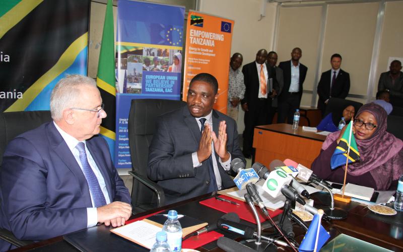 Katibu Mkuu wa Wizara ya Fedha na Mipango Bw. Doto James (kulia) na akimweleza jambo Kamishna wa Ushirikiano wa Kimataifa na Maendeleo wa Umoja wa Ulaya Mr. Neven Mimica wakati wa hafla fupi ya Umoja wa Ulaya (EU) kutiliana saini makubaliano ya msaada wa Euro milioni 50 kwa ajili ya kusaidia usambazi wa umeme vijijini kupitia Mradi Kabambe wa Kusambaza umeme Vijijini (REA).