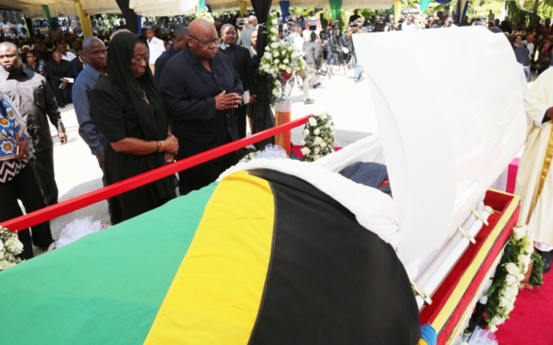 Mwili wa Marehemu Samuel John Sitta umeagwa katika viwanja vya Karimjee Jijini Dar es Salaam ambapo Viongozi wengine waliojumuika kuuaga mwili huo ni pamoja na Makamu wa Rais Mhe. Samia Suluhu Hassan, Makamu wa Pili wa Rais wa Zanzibar Balozi Seif Ali Idd, Spika wa Baraza la Wawakilishi Zanzibar Mhe. Zubeir Ali Maulid, Rais Mstaafu wa Awamu ya Tatu Mhe. Benjamin Mkapa,