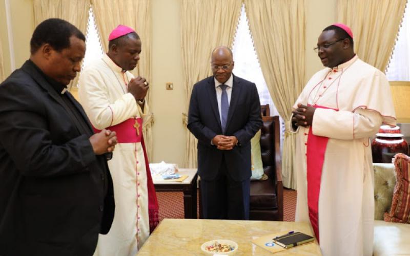 Rais wa Jamhuri ya Muungano wa Tanzania Dkt John Pombe Magufuli akifanya sala na Rais wa Baraza la Maaskofu wa Kanisa Katoliki (TEC) Askofu Gervas John Nyaisonga, Makamu wa Rais wa Baraza lhilo Dkt. Flavian Kasalla na Katibu Mkuu wa TEC Dkt. Charles Kitima