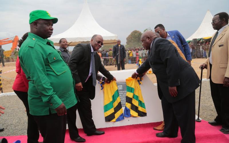 Rais wa Jamhuri ya Muungano wa Tanzania Mheshimiwa Dkt. John Pombe Magufuli akivuta utepe pamoja na Waziri wa Ujenzi, Uchukuzi na Mawasiliano Eng. Isaack Kamwelwe kuashiria uzinduzi wa Barabara ya Nyamuswa-Bunda-Kisorya-Nansio km 121 katika sehemu ya Barabara ya Bulamba Kisorya km 51 katika sherehe zilizofanyika Kisorya Bunda mkoani Mara.