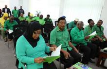 Wajumbe wakipitia makabrasha kabla ya kikao hicho kuanza
