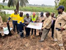 Mkurugenzi Mtendaji wa EACOP, Martin Tiffen( wa pili kushoto) akionesha Timu ya EWURA eneo litakalopita Bomba kutoka Uganda kwenda Tanga. Hapa ni Kyaka- Misenyi