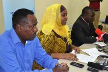 Kamishna wa Tume ya Haki za Binadamu na Utawala Bora, Mhe. Salma Ali Hassan akisoma tamko la Tume mbele ya vyombo vya habari, ukumbi wa Idara ya Habari Maelezo jijini wakati wa maadhimisho ya Siku ya Mtoto wa Afrika, Juni 16, 2016. Wengine ni Kamishna wa Tume, Mhe. Dkt. Kelvin Mandopi (mwenye suti) na Bwana Francis Nzuki, Mkurugenzi wa Haki za Binadamu wa Tume.