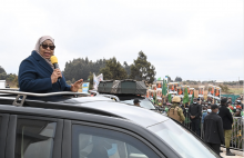 Rais wa Jamhuri ya Muungano wa Tanzania Mhe. Samia Suluhu Hassan akizungumza na Wananchi wa Njombe mjini baada ya kutembelea na kukagua Ujenzi wa Jengo la Huduma ya Mama na Mtoto katika Hospitali ya Rufaa ya Mkoa Njombe tarehe 09 Agosti, 2022.