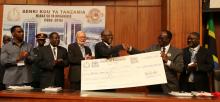 Rais Dkt John Pombe Joseph Magufuli akipokea mfano wa hundi ya bilioni 4 kutoka kwa gavana wa Benki Kuu ya Tanzania Profesa Benno Ndullu akishuhudiwa na Katibu Mkuu Wizara ya Fedha na Mipango Dkt Servacius Likwelile (kulia) , Katibu Mkuu Wizara ya Fedha ya Zanzibar Khamis Mussa Omar (wa pili kushoto), Mkuu wa Mkoa wa Dar es salaam Mhe Paul Makonda (kushoto) na Profesa Paul Collier (watatu kushoto), mwandishi wa kitabu cha "Tanzania: The path to prosperity" kilichozinduliwa na Rais