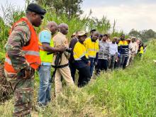 Timu ya EWURA eneo litakalopita Bomba kutoka Uganda kwenda Tanga. Hapa ni Kyaka- Miseny