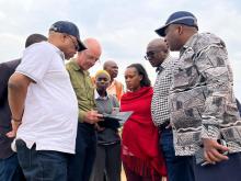 Mkurugenzi Mtendaji wa EACOP, Martin Tiffen( wa pili kushoto),Kulia ni Mkurugenzi Mkuu wa EWURA, Mha. Modestus Lumato